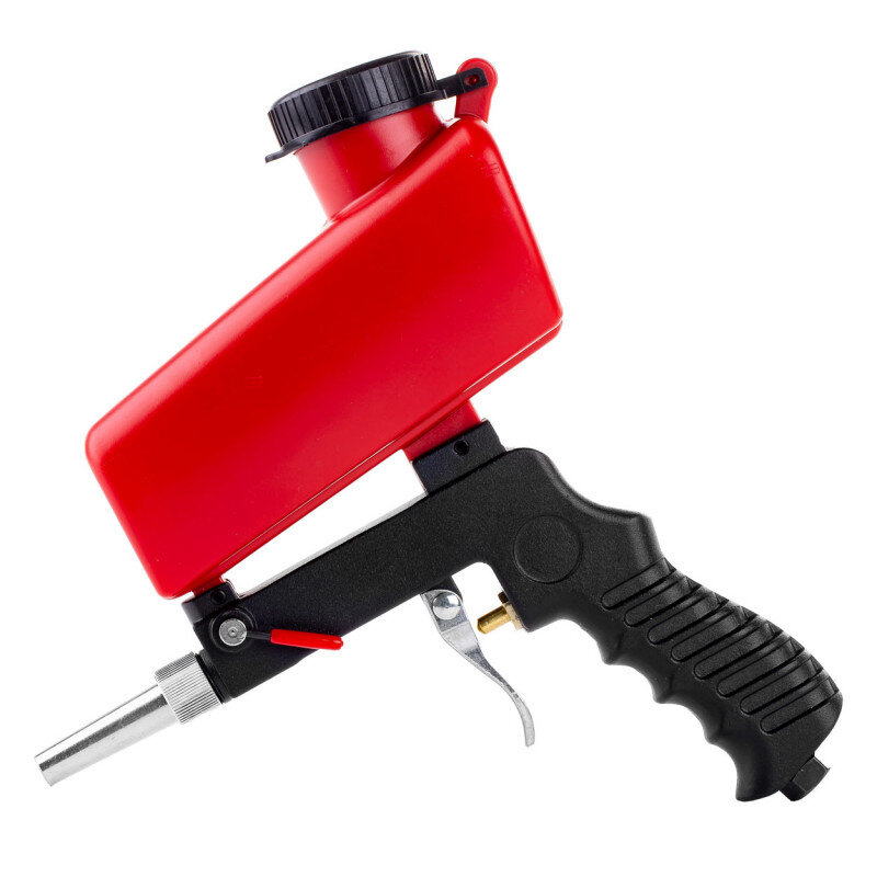 Na obrazie widoczny jest pistolet do piaskowania z czerwonym zbiornikiem i czarnym uchwytem. Pistolet posiada metalową dyszę i spust.