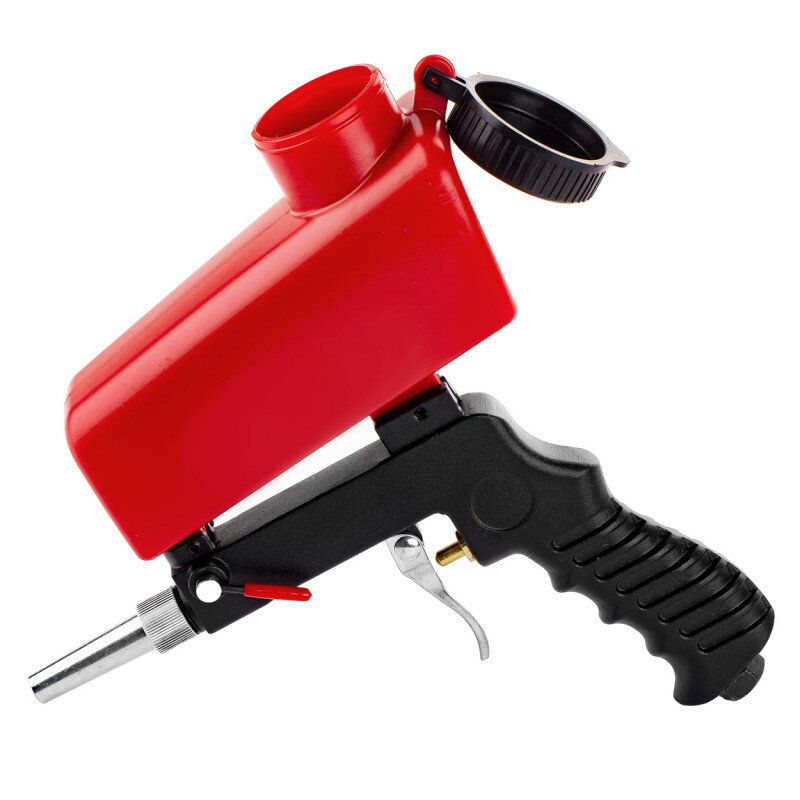 Na obrazie znajduje się pistolet do piaskowania z czerwonym zbiornikiem i czarnym uchwytem. Zbiornik ma otwór z czarną zakrętką, a pistolet posiada metalową dyszę.