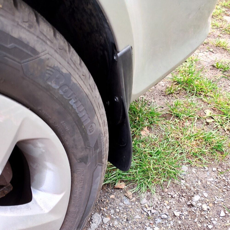 Na zdjęciu widoczny jest fragment samochodu z zamontowanym czarnym chlapaczem przy kole. Na oponie widoczny jest napis \'Barum\'.