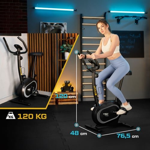 Kobieta ćwiczy na czarnym rowerze stacjonarnym magnetycznym FLEXO TX-450MB w pomieszczeniu z drabinką i sprzętem do ćwiczeń. Na obrazie widoczne są wymiary roweru: 120 cm wysokości, 48 cm szerokości, 76,5 cm długości oraz maksymalne obciążenie 120 kg.