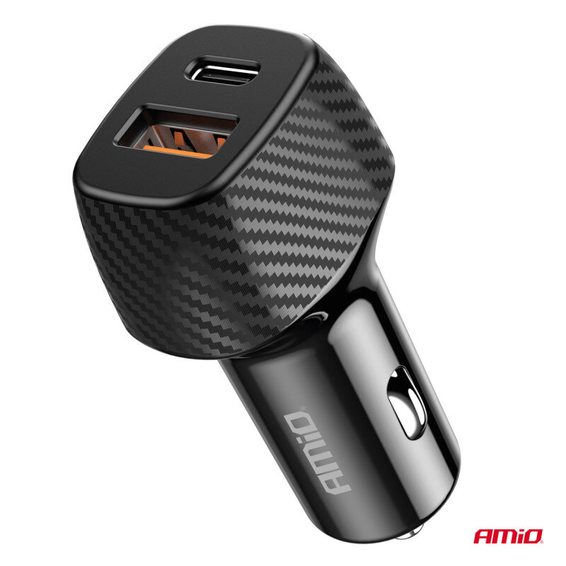 Ładowarka samochodowa z dwoma portami: USB-A i USB-C, o czarnej, błyszczącej powierzchni z wzorem przypominającym włókno węglowe. Na obudowie widoczne jest logo \'AMiO\'.