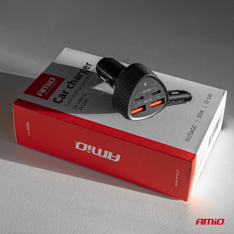 Na obrazie znajduje się ładowarka samochodowa z dwoma portami USB-A i dwoma portami USB-C, leżąca na pudełku z napisem \'AMiO Car Charger Ładowarka Samochodowa 2xUSB-C 2xUSB-A\'.