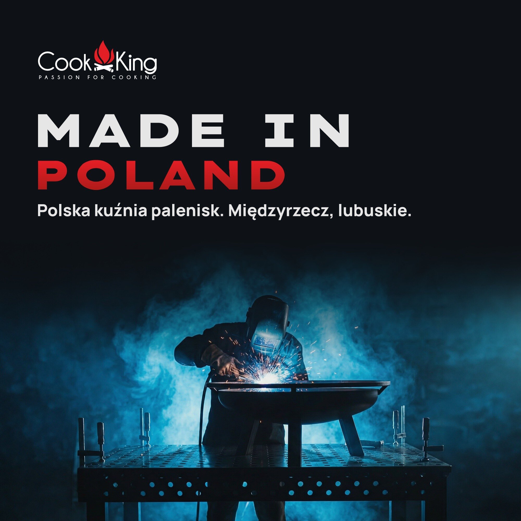 Na obrazie widoczna jest osoba spawająca metalowy element, otoczona niebieskim dymem. Tekst na górze obrazu: \'Cook King PASSION FOR COOKING MADE IN POLAND Polska kuźnia palenisk. Międzyrzecz, lubuskie.\'