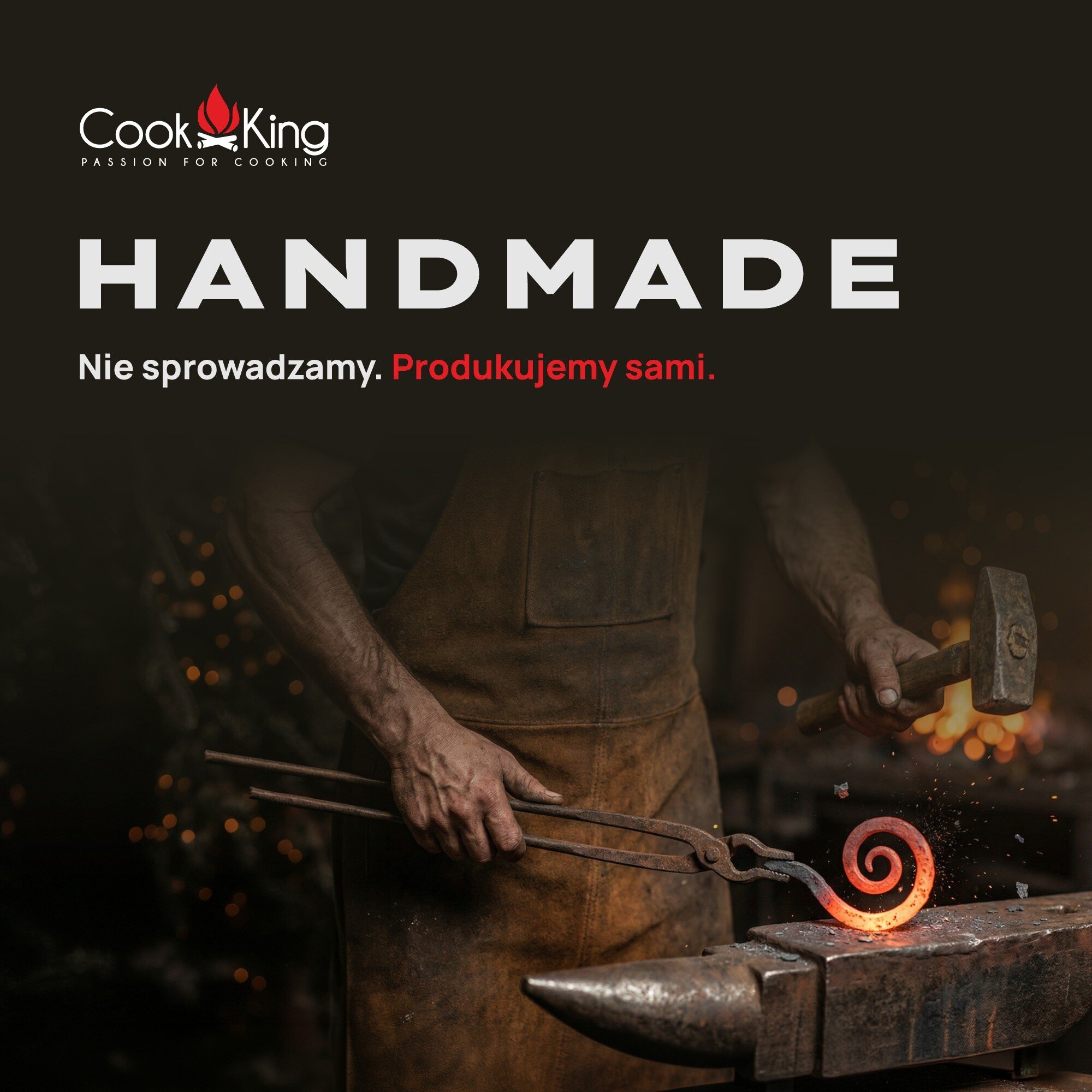 Na obrazie widoczny jest kowal pracujący nad rozgrzanym metalem na kowadle. Tekst na górze obrazu: \'Cook King Passion for Cooking HANDMADE Nie sprowadzamy. Produkujemy sami.\'