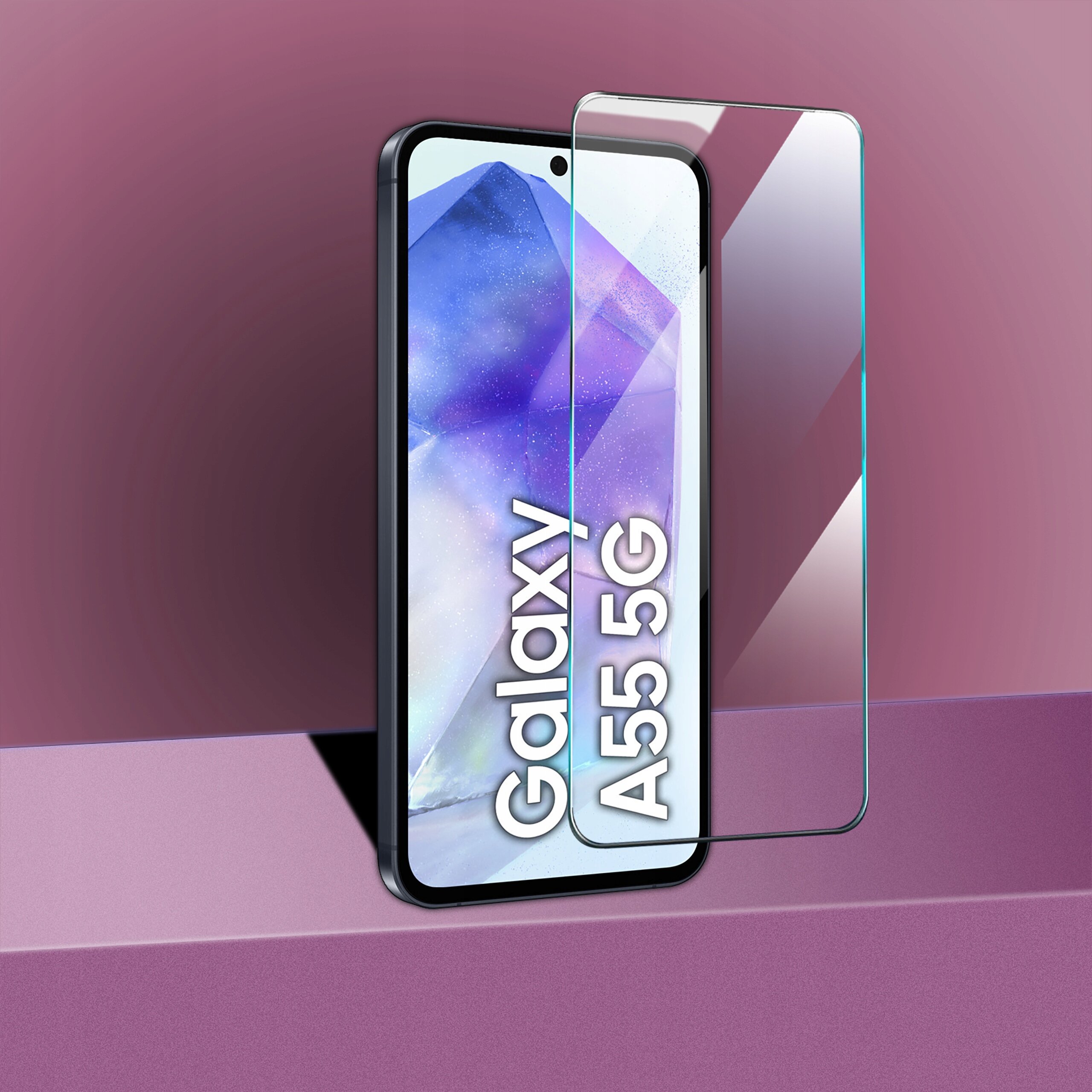 Na zdjęciu widoczny jest telefon z napisem \'Galaxy A55 5G\' oraz przezroczyste szkło ochronne na ekran, umieszczone na różowym tle.