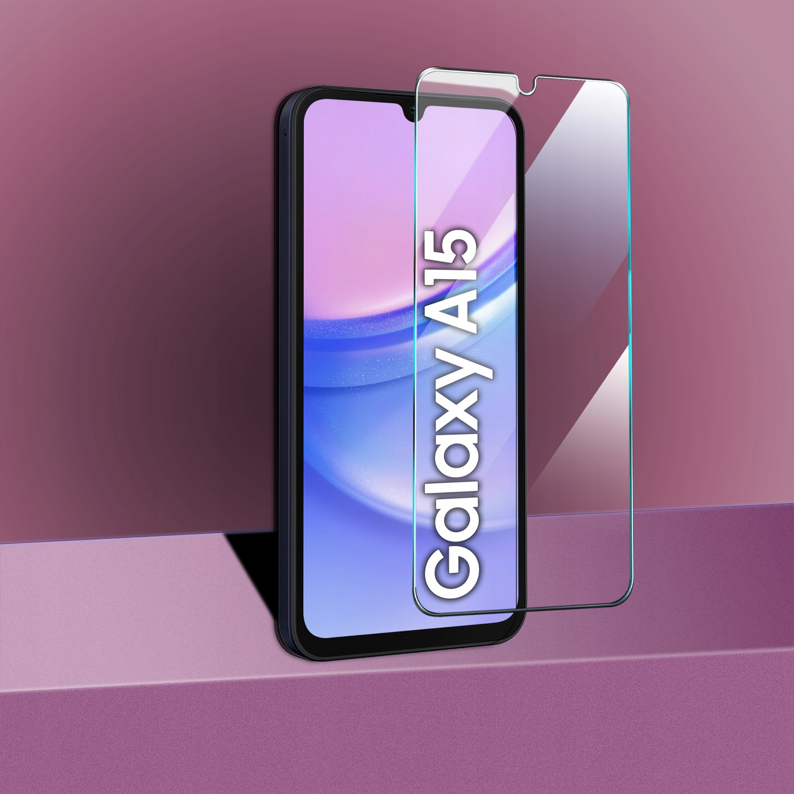 Na zdjęciu widoczny jest telefon z nałożonym szkłem ochronnym, na którym znajduje się napis \'Galaxy A15\'. Tło jest w odcieniach różu i fioletu.