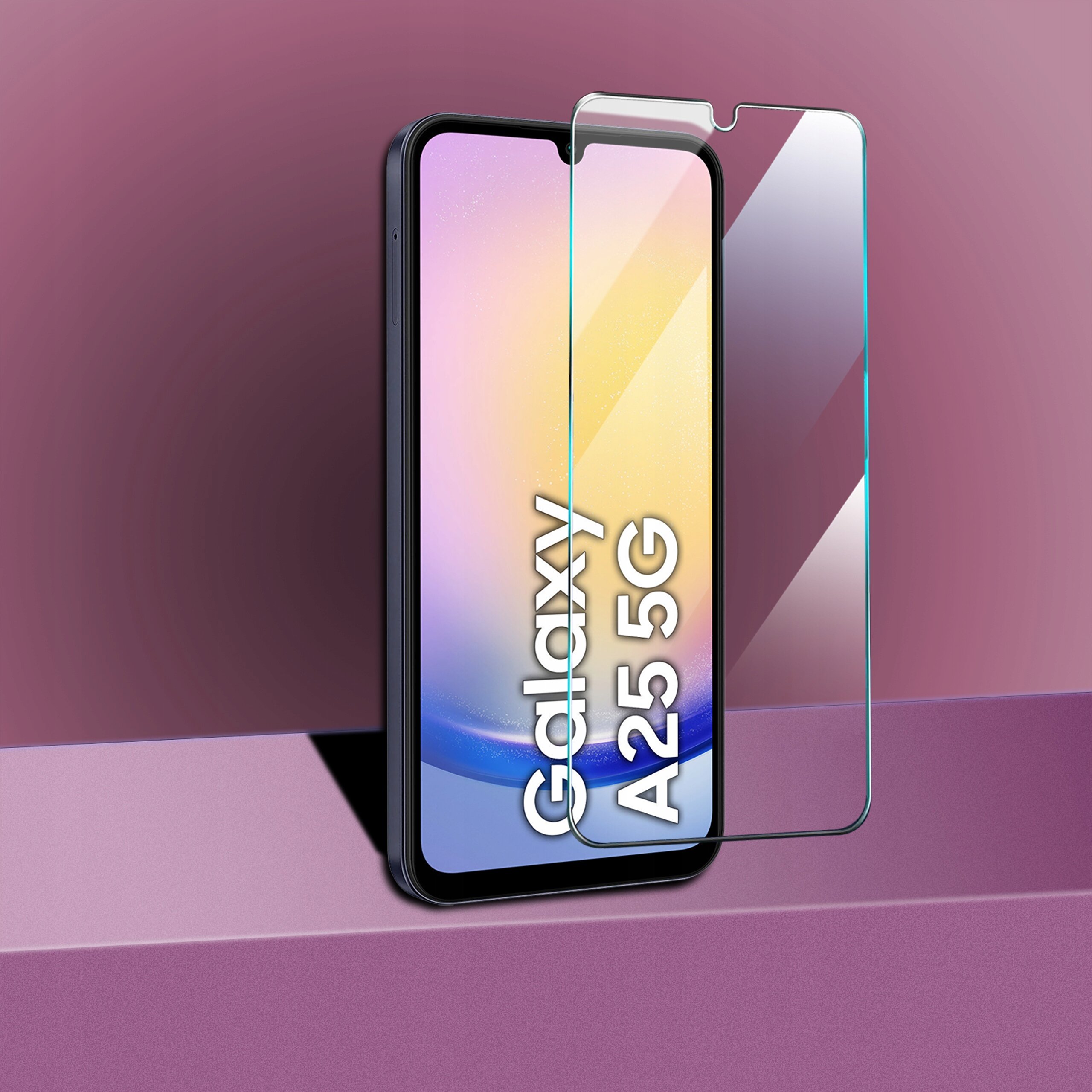 Na zdjęciu widoczny jest telefon z nałożonym szkłem ochronnym, z napisem \'Galaxy A25 5G\' na ekranie. Tło jest w odcieniach fioletu i różu.