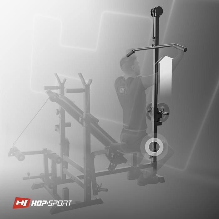 Obraz przedstawia wyciąg pionowy uniwersalny z osobą wykonującą ćwiczenie. W lewym dolnym rogu widoczne jest logo \'HOP-SPORT\'.