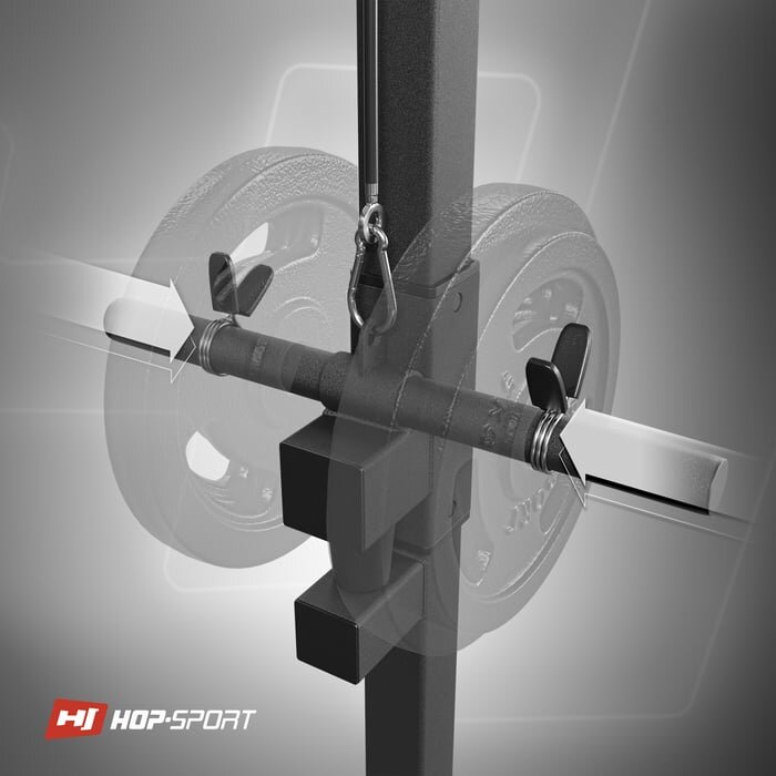 Obraz przedstawia wyciąg pionowy z zamocowanymi talerzami obciążeniowymi i strzałkami wskazującymi kierunek ruchu. W lewym dolnym rogu widoczne jest logo \'HOP-SPORT\'.