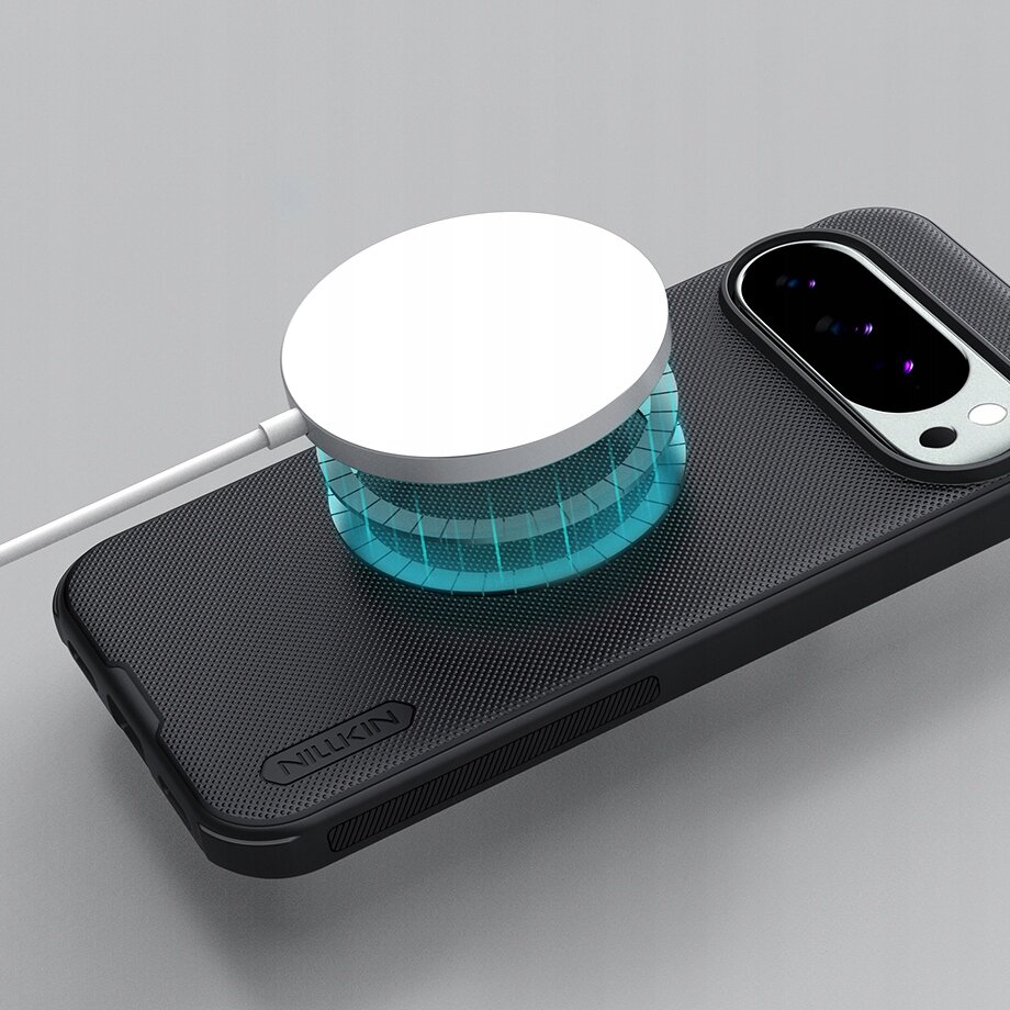 Czarne etui z teksturą i logo \'Nillkin\' na telefonie, z podłączoną okrągłą ładowarką magnetyczną. Obok widoczny jest moduł aparatu z trzema obiektywami.