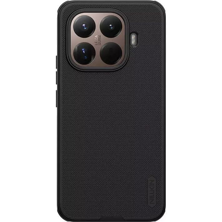 Czarne etui z teksturowaną powierzchnią, posiada wycięcie na aparat z czterema obiektywami i napisem \'LEICA\'. Na dole widoczny jest napis \'NILLKIN\'.