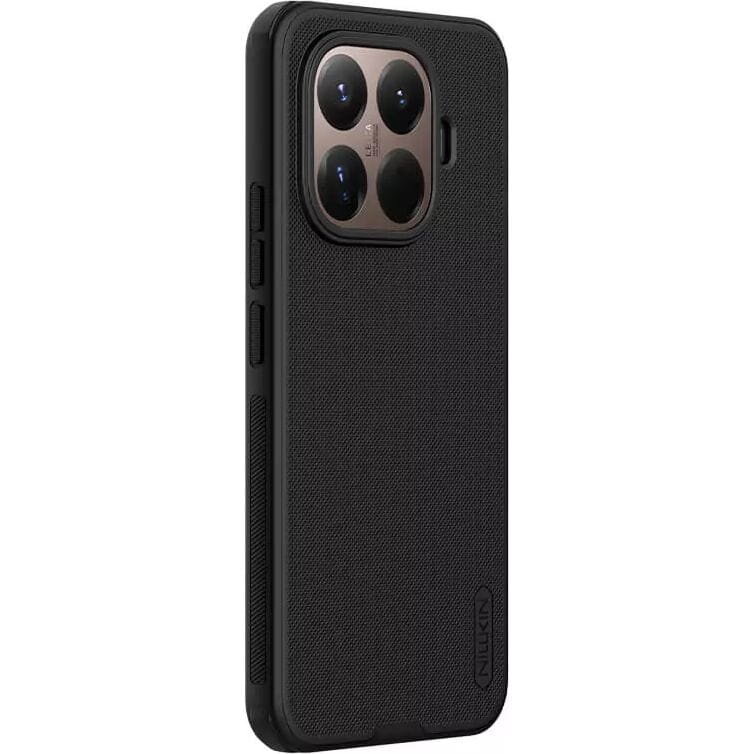 Czarne etui na telefon z teksturowaną powierzchnią i wycięciem na aparat z czterema obiektywami. Na etui widoczne jest logo \'Nillkin\'.