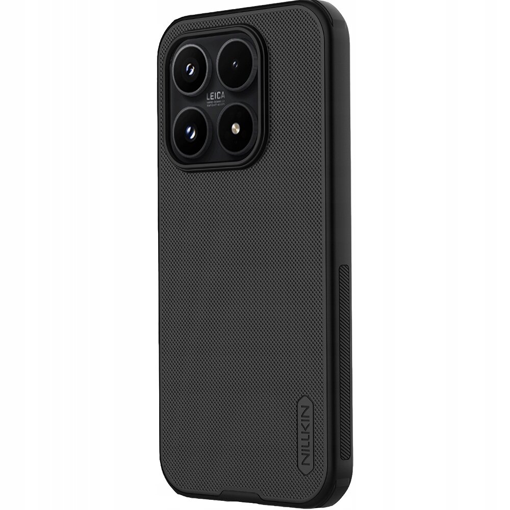 Czarne etui na telefon z teksturowaną powierzchnią i wycięciem na aparat z czterema obiektywami. Na etui widoczne jest logo \'Nillkin\'.
