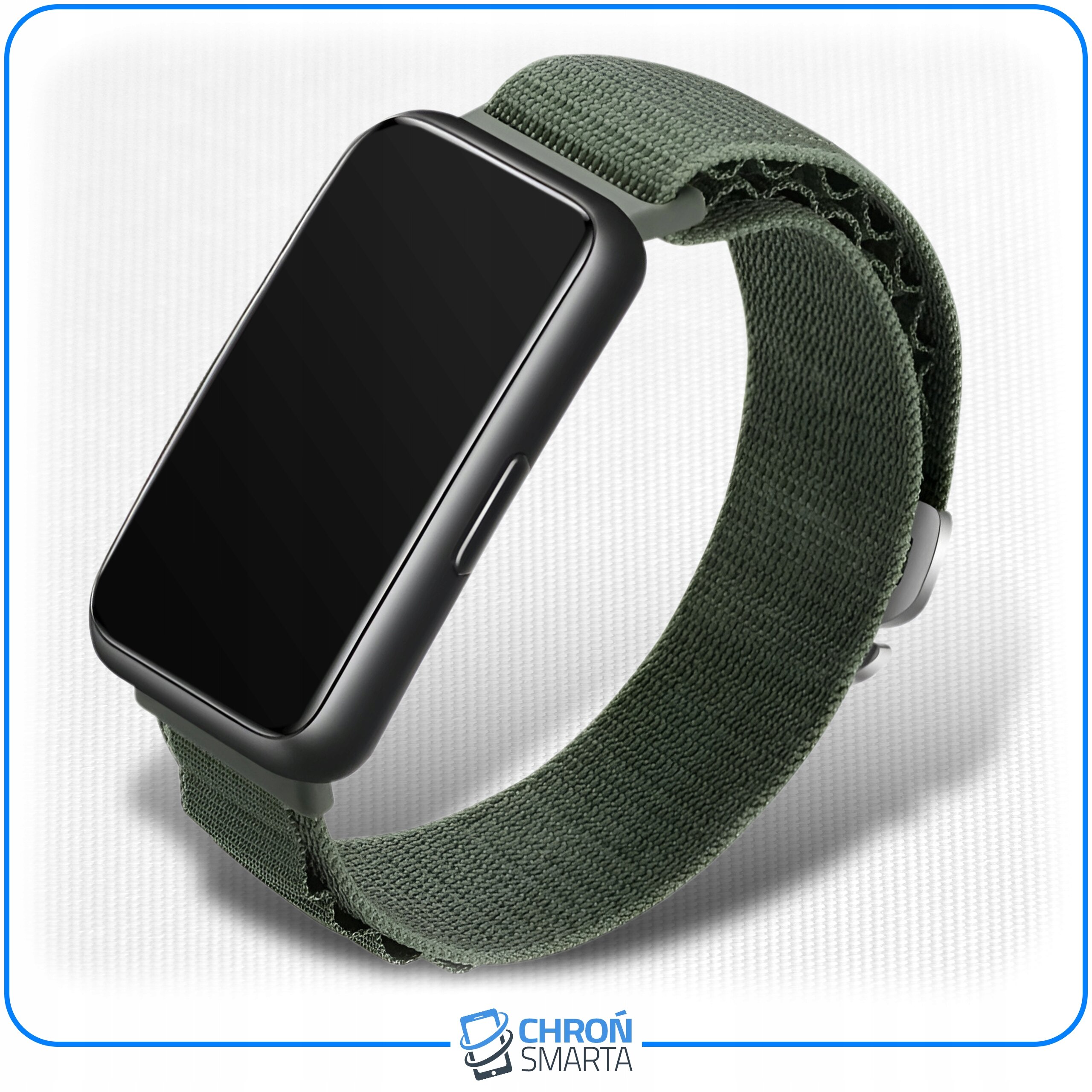 Na obrazie widoczny jest czarny smartband z zielonym paskiem tekstylnym. Na dole znajduje się logo \'CHROŃ SMARTA\'.