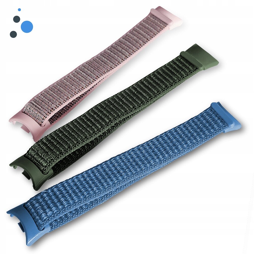 Trzy paski do smartband\'a w kolorach różowym, zielonym i niebieskim, ułożone równolegle. W lewym górnym rogu widoczne są trzy kropki w kolorach czarnym, szarym i niebieskim.