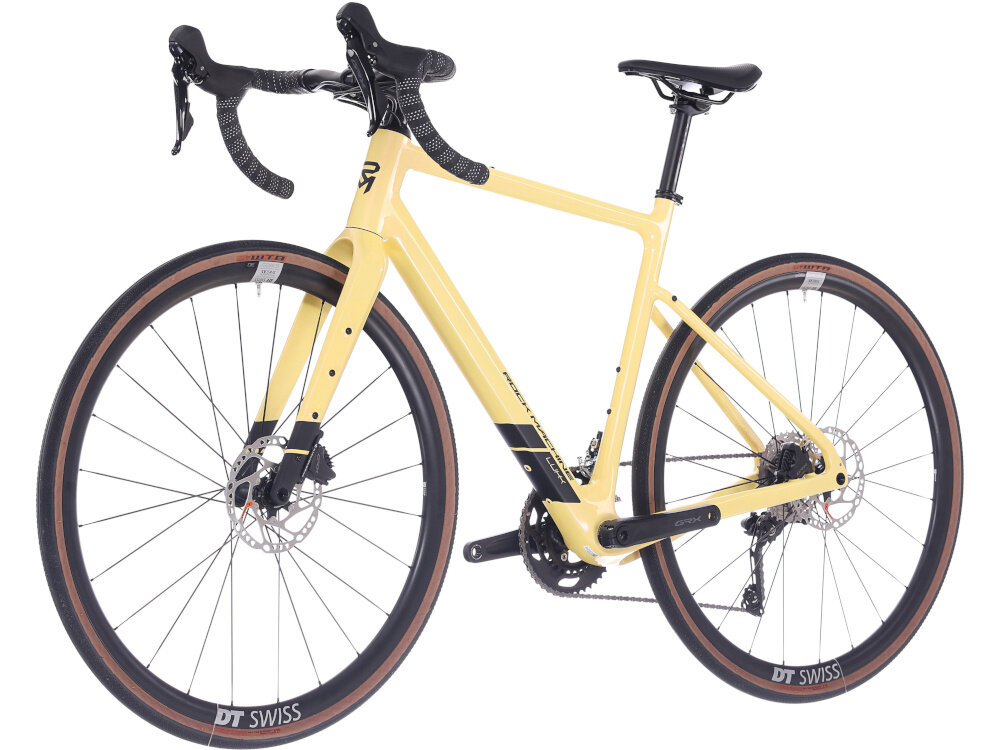 Rower gravel ROCK MACHINE Lukk Cr 65 U22 28 cali Żółty rower na białym tle widoczny od przodu pod skosem stery TOKEN S-Box płynne obracanie kierownicy stabilne połączenie widelca z ramą precyzyjne prowadzenie przedniego koła ogranicza powstawanie luzów