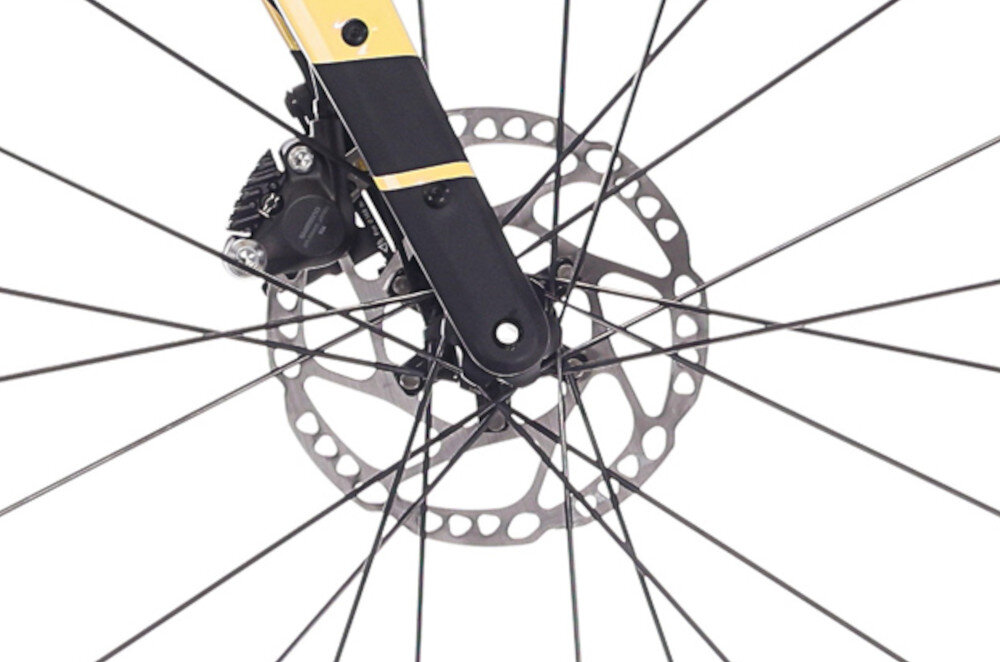 Rower gravel ROCK MACHINE Lukk Cr 65 U22 28 cali Żółty zbliżenie na tarczę hamulcową podstawa bezpieczeństwa hamulce tarczowe hydrauliczne marki SHIMANO duża siła hamowania płyn hamulcowy hamulce z przodu i z tyłu podwójny pakiet bezpieczeństwa