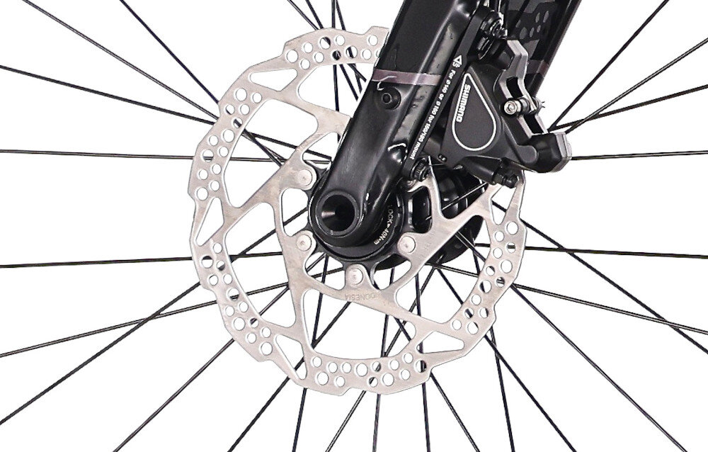 Rower gravel ROCK MACHINE Lukk CR 30 U21 28 cali Fioletowy zbliżenie na tarczę hamulcową podstawa bezpieczeństwa hamulce tarczowe hydrauliczne marki SHIMANO duża siła hamowania płyn hamulcowy hamulce z przodu i z tyłu podwójny pakiet bezpieczeństwa