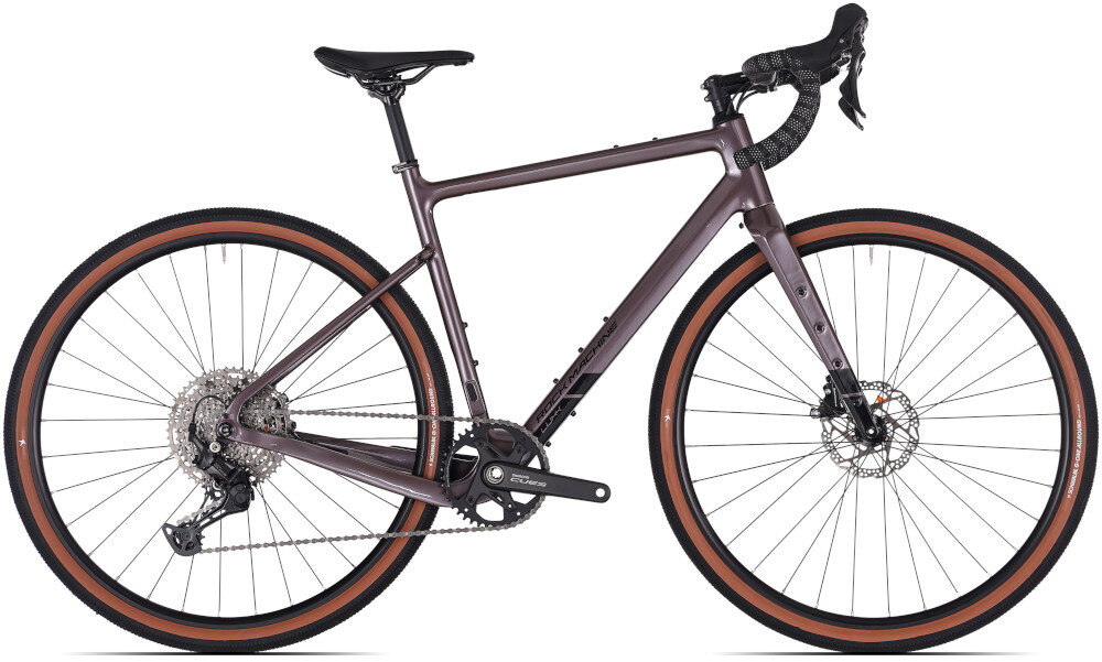 Rower gravel ROCK MACHINE Lukk CR 30 U21 28 cali Fioletowy rower na białym tle widoczny z boku łańcuch SHIMANO typu CN-LG500 do różnych napędów płynne przenoszenie mocy z pedałów na koła wysoka odporność na zużycie