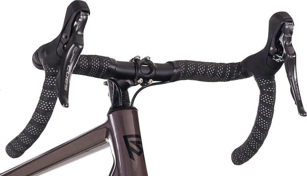 Rower gravel ROCK MACHINE Lukk CR 30 U21 28 cali Fioletowy kierownica na białym tle widoczna od przodu pod skosem kierownica SATORI typu Allroad Swift aluminiowy wspornik ONE1 o średnicy 31,8 mm oraz kącie -8° kontrola nad przednim kołem ujemny kąt kierownicy i mostka sprzyja bardziej sportowej pozycji efektywniejsze przenoszenie siły
