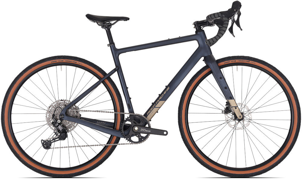 Rower gravel ROCK MACHINE Lukk CR 30 U20 28 cali Fioletowy rower na białym tle widoczny z boku łańcuch SHIMANO typu CN-LG500 do różnych napędów płynne przenoszenie mocy z pedałów na koła wysoka odporność na zużycie