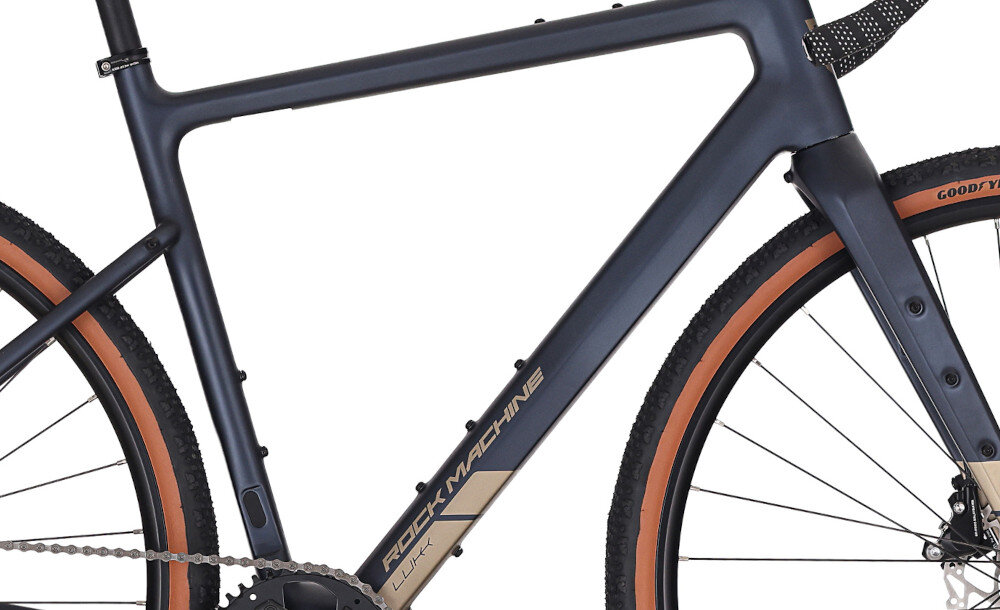 Rower gravel ROCK MACHINE Lukk CR 30 U21 28 cali Fioletowy zbliżenie na ramę białe tło 21-calowa karbonowa rama niższa waga 10,4 kg odpowiednia sztywność wybór rozmiaru ramy Twój wzrost mierzony w zrelaksowanej pozycji typ roweru dla osób o wzroście od 175 do 185 cm