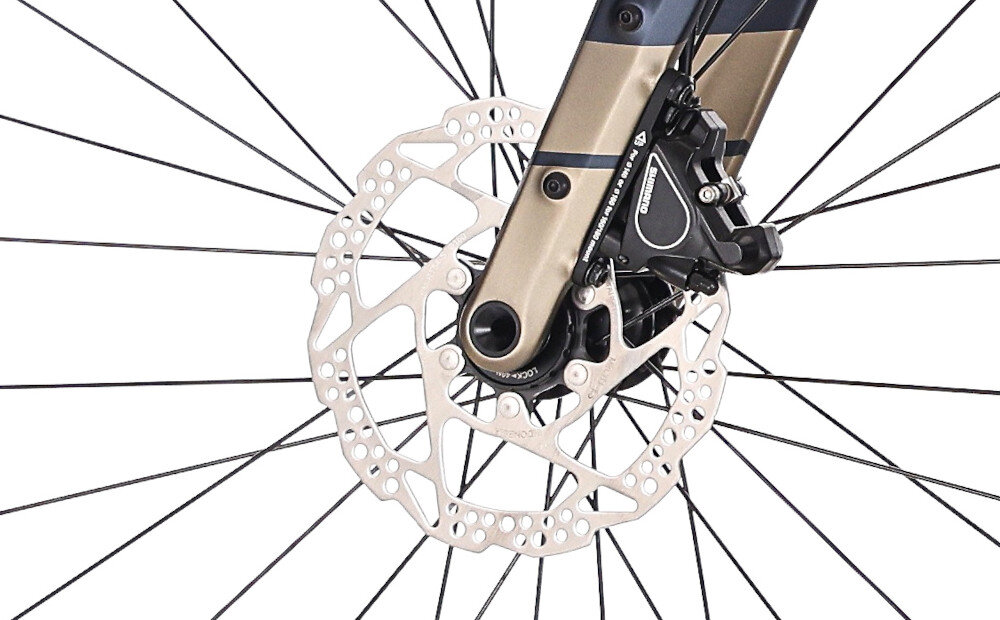 Rower gravel ROCK MACHINE Lukk CR 30 U21 28 cali Fioletowy zbliżenie na tarczę hamulcową podstawa bezpieczeństwa hamulce tarczowe hydrauliczne marki SHIMANO duża siła hamowania płyn hamulcowy hamulce z przodu i z tyłu podwójny pakiet bezpieczeństwa