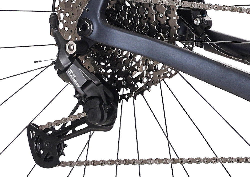 Rower gravel ROCK MACHINE Lukk CR 30 U21 28 cali Fioletowy zbliżenie na tylną przerzutkę białe tło przerzutki SHIAMNO 11 przełożeń duża wytrzymałość sprawne działanie zmiana biegów jest płynna i bezproblemowa Tylny napęd SHIMANO CUES komfortowa kadencja łatwiej zachować rytm jazdy
