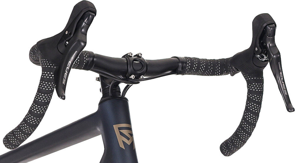 Rower gravel ROCK MACHINE Lukk CR 30 U21 28 cali Fioletowy kierownica na białym tle widoczna od przodu pod skosem kierownica SATORI typu Allroad Swift aluminiowy wspornik ONE1 o średnicy 31,8 mm oraz kącie -8° kontrola nad przednim kołem ujemny kąt kierownicy i mostka sprzyja bardziej sportowej pozycji efektywniejsze przenoszenie siły