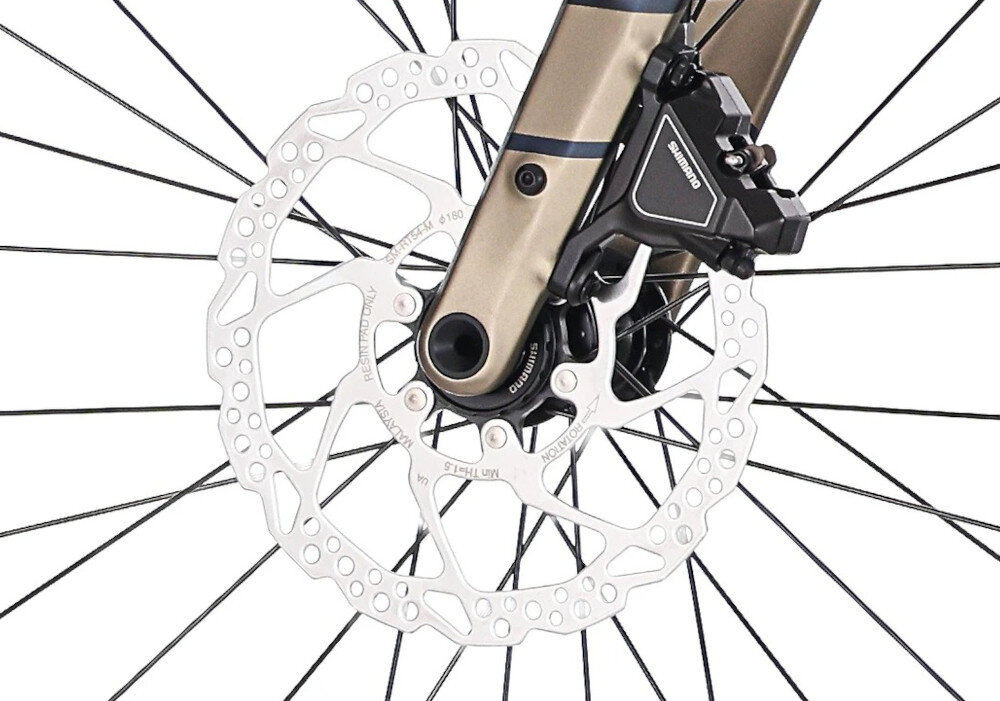 Rower gravel ROCK MACHINE Lukk CR 10 U19 28 cali Niebieski zbliżenie na tarczę hamulcową podstawa bezpieczeństwa hamulce tarczowe hydrauliczne marki SHIMANO duża siła hamowania płyn hamulcowy hamulce z przodu i z tyłu podwójny pakiet bezpieczeństwa