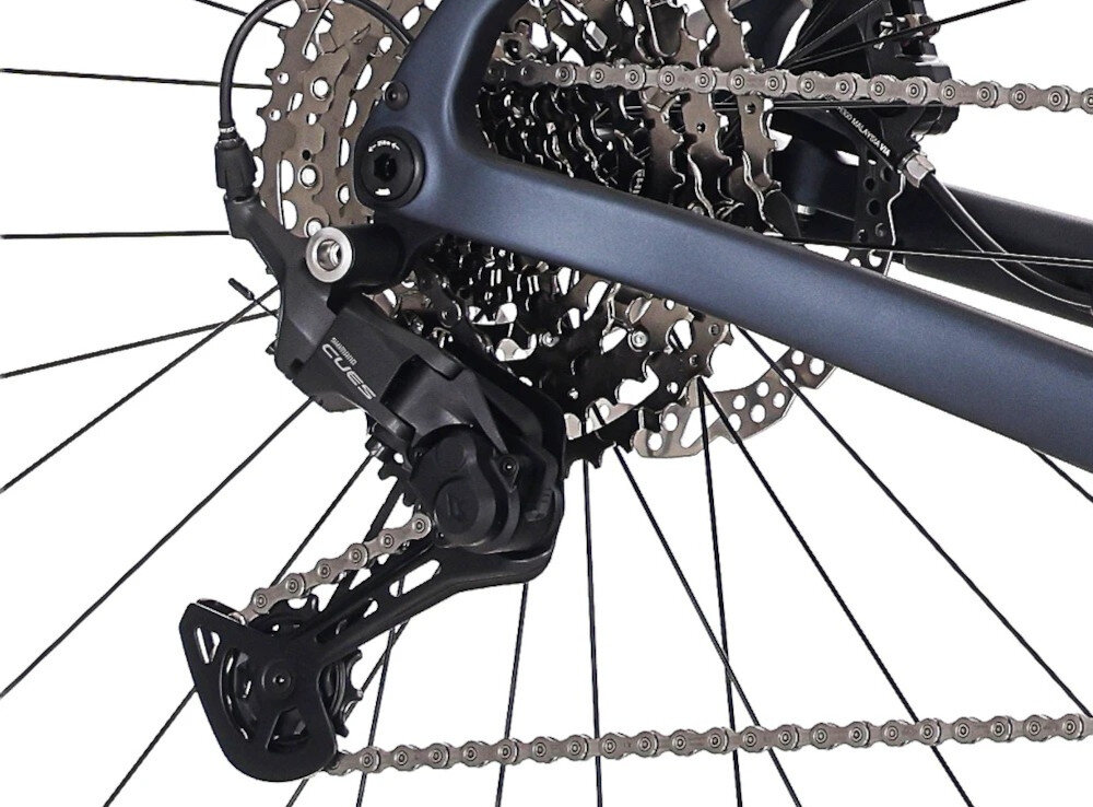 Rower gravel ROCK MACHINE Lukk CR 10 U19 28 cali Niebieski zbliżenie na tylną przerzutkę białe tło przerzutki SHIAMNO 10 przełożeń duża wytrzymałość sprawne działanie zmiana biegów jest płynna i bezproblemowa Tylny napęd SHIMANO CUES komfortowa kadencja łatwiej zachować rytm jazdy