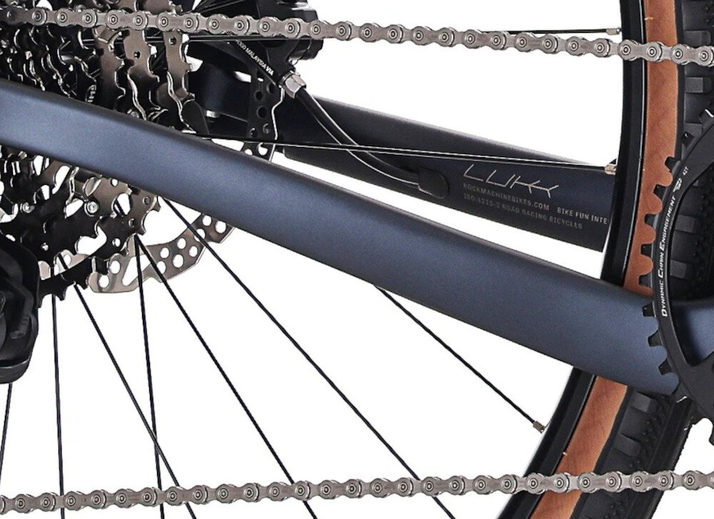 Rower gravel ROCK MACHINE Lukk CR 10 U19 28 cali Niebieski zbliżenie na łańcuch białe tło łańcuch SHIMANO typu CN-LG500 do różnych napędów płynne przenoszenie mocy z pedałów na koła wysoka odporność na zużycie