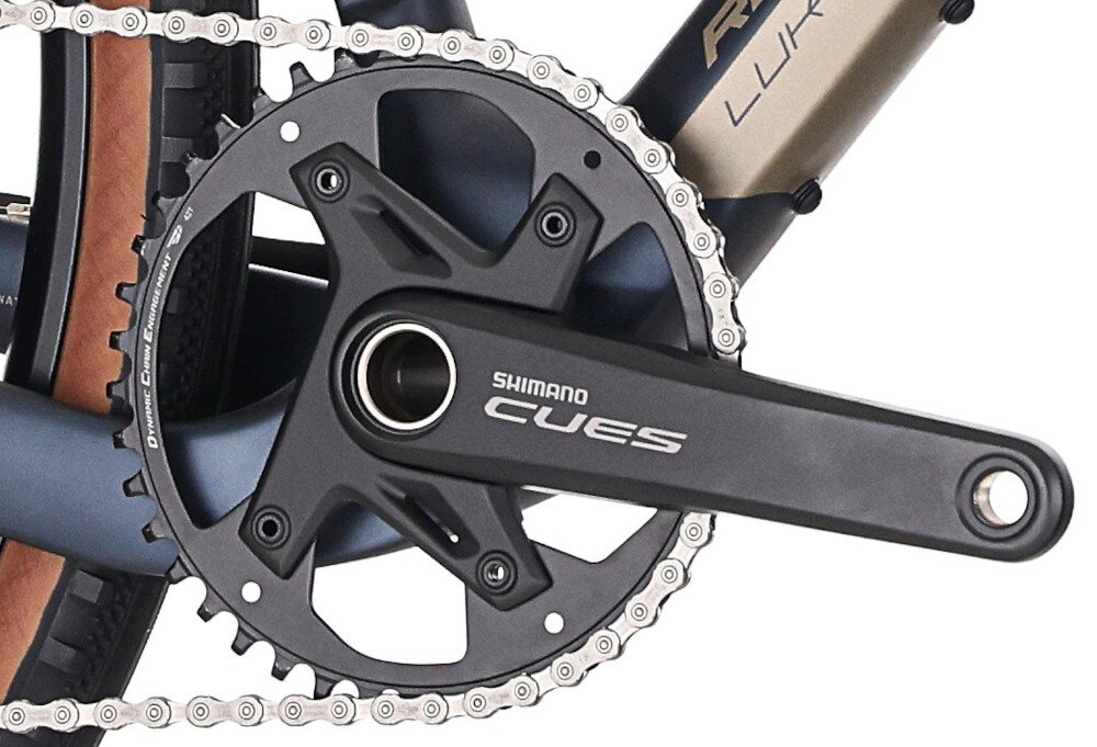 Rower gravel ROCK MACHINE Lukk CR 10 U19 28 cali Niebieski zbliżenie na korbę białe tło wkład suportu SHIMANO typu BSA korba SHIMANO typu FC-U6030,42T, 170 mm kaseta SHIMANO typu CS-LG400-10 o zakresie 11–48T odpowiednie przełożenie szeroki zakres kasety odpowiednio dobrane komponenty
