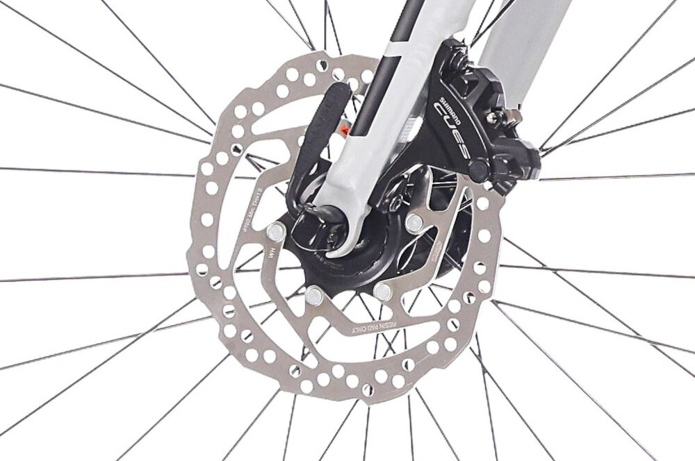 Rower gravel ROCK MACHINE Lukk 50 U22 28 cali Szary zbliżenie na tarczę hamulcową podstawa bezpieczeństwa hamulce tarczowe hydrauliczne marki SHIMANO duża siła hamowania płyn hamulcowy hamulce z przodu i z tyłu podwójny pakiet bezpieczeństwa