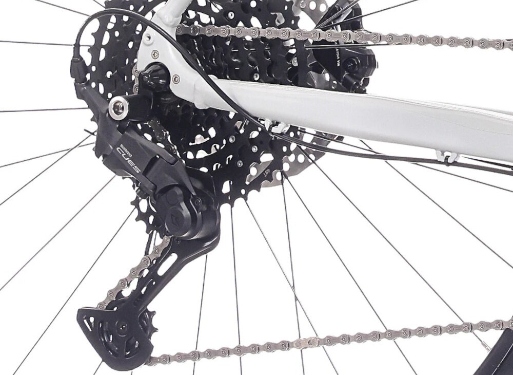 Rower gravel ROCK MACHINE Lukk 50 U22 28 cali Szary zbliżenie na tylną przerzutkę białe tło przerzutki SHIAMNO 10 przełożeń duża wytrzymałość sprawne działanie zmiana biegów jest płynna i bezproblemowa Tylny napęd SHIMANO CUES komfortowa kadencja łatwiej zachować rytm jazdy