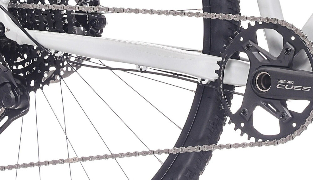 Rower gravel ROCK MACHINE Lukk 50 U22 28 cali Szary zbliżenie na łańcuch białe tło łańcuch SHIMANO typu CN-LG500 do różnych napędów płynne przenoszenie mocy z pedałów na koła wysoka odporność na zużycie