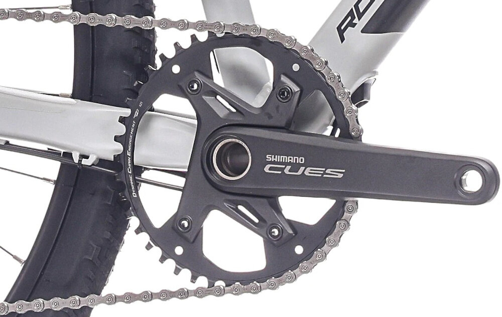 Rower gravel ROCK MACHINE Lukk 50 U22 28 cali Szary zbliżenie na korbę białe tło wkład suportu SHIMANO typu BSA korba SHIMANO typu FC-U6030,42T, 170 mm kaseta SHIMANO typu CS-LG300-10 Speed odpowiednie przełożenie szeroki zakres kasety odpowiednio dobrane komponenty