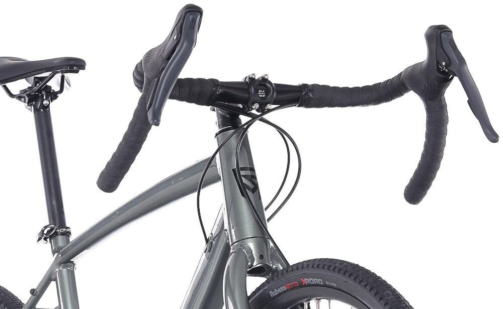 Rower gravel ROCK MACHINE Lukk 40 U20 28 cali Zielony kierownica na białym tle widoczna od przodu pod skosem kierownica ONE1 Compact o szerokości 400 mm wspornik kierownicy ONE1 Alloy o średnicy 31,8 mm i kącie nachylenia 8° stabilne prowadzenie roweru precyzyjne reagowanie na ruchy
