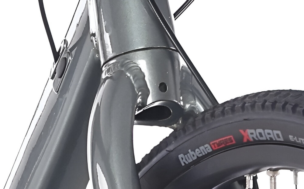 Rower gravel ROCK MACHINE Lukk 40 U21 28 cali Zielony zbliżenie na widelec białe tło przedni widelec ROCK MACHINE typu Gravel Specific z lekkiego aluminium Alloy Custom Tubing efektywne przenoszeni energii sztywniejsza rama bardziej dynamiczna jazda