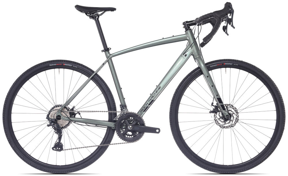 Rower gravel ROCK MACHINE Lukk 40 U22 28 cali Zielony rower na białym tle widoczny z boku do jazdy asfaltowej z trasami szutrowymi leśnymi drogami nierównymi ścieżkami poza miastem konstrukcja typu gravel szybkość roweru szosowego stabilność komfort wszechstronny charakter roweru