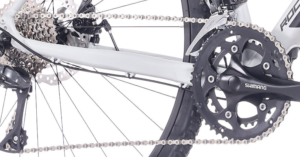 Rower gravel ROCK MACHINE Lukk 20 Flat Bar U20 28 cali Szary mat zbliżenie na łańcuch białe tło łańcuch KMC typu Z8.3 do różnych napędów płynne przenoszenie mocy z pedałów na koła wysoka odporność na zużycie