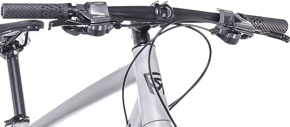 Rower gravel ROCK MACHINE Lukk 20 Flat Bar U20 28 cali Szary mat kierownica na białym tle widoczna od przodu pod skosem kierownica ROCK MACHINE typu Flat Gravel aluminiowy wspornik kierownicy ONE1 o średnicy 31,8 mm i kącie nachylenia -8° stabilne prowadzenie roweru precyzyjne reagowanie na ruchy
