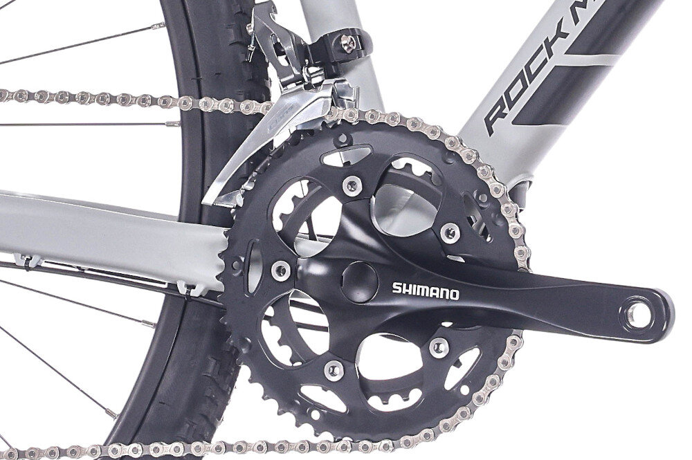 Rower gravel ROCK MACHINE Lukk 20 Flat Bar U22 28 cali Szary mat zbliżenie na korbę białe tło wkład suportu SHIMANO typu BB-UN300 korba SHIMANO typu FC-RS200 o zakresie zębów 46-34T kaseta SHIMANO typu CS-HG50-8 o zakresie 11–34T odpowiednie przełożenie szeroki zakres kasety odpowiednio dobrane komponenty