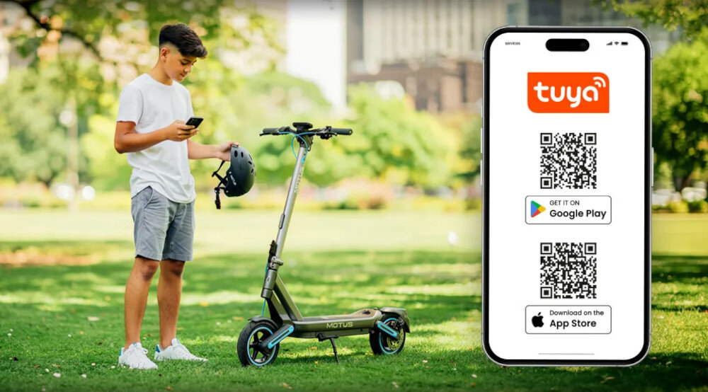 Na trawie stoi hulajnoga elektryczna MOTUS Scooty 10 Max, obok której znajduje się osoba trzymająca kask i telefon. Obok widoczny jest ekran telefonu z logo \'tuya\', kodami QR oraz ikonami \'GET IT ON Google Play\' i \'Download on the App Store\'.