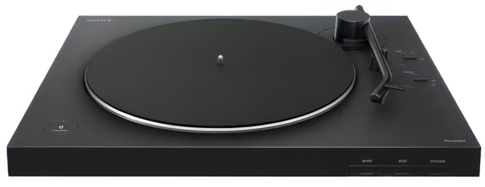 Czarny gramofon z napisem \'SONY\' w rogu, posiada talerz i ramię z igłą. Na obudowie widoczne są przyciski z oznaczeniami funkcji oraz logo \'Bluetooth\'.