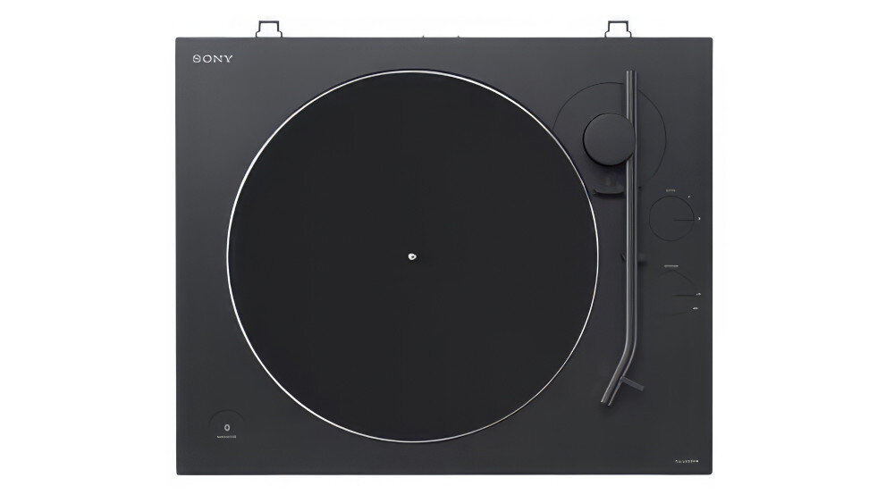 Czarny gramofon z logo \'SONY\' w górnym rogu, z widocznym talerzem i ramieniem. Na obudowie znajdują się przyciski i pokrętła sterujące.