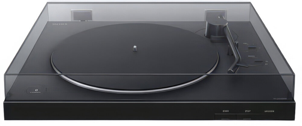 Czarny gramofon z przezroczystą pokrywą, posiada talerz i ramię z igłą. Na obudowie widoczne są przyciski oraz logo SONY.