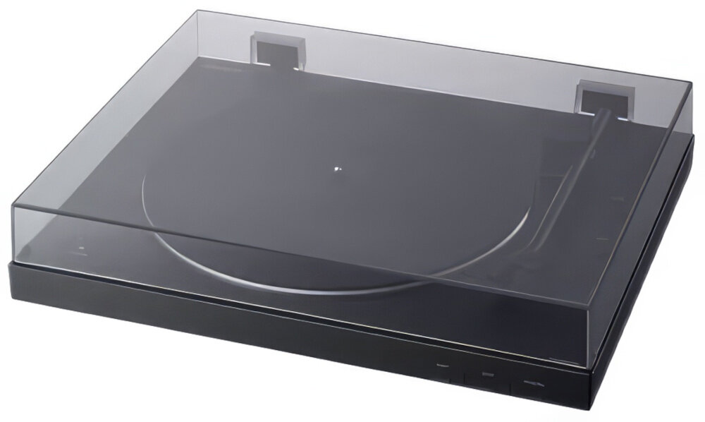 Czarny gramofon z przezroczystą pokrywą ochronną, widoczny z góry. Urządzenie ma prosty, nowoczesny design.