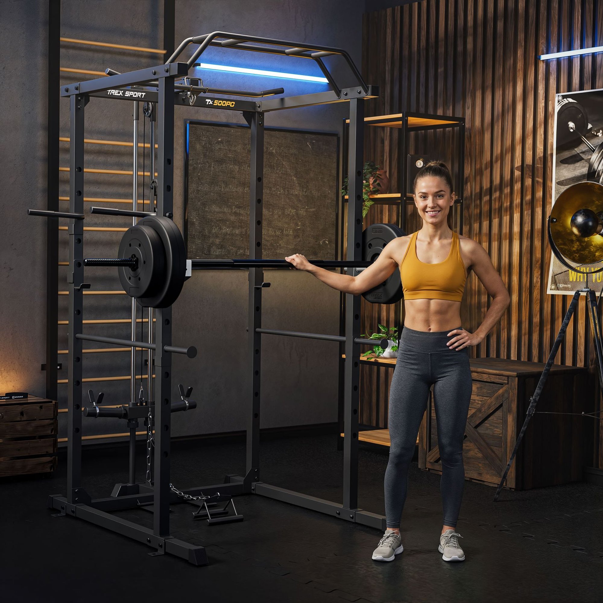 Na obrazie znajduje się klatka treningowa z ciężarami, oznaczona napisami \'TREX SPORT\' i \'TX-500PC\'. Obok stoi osoba w stroju sportowym, trzymająca sztangę.