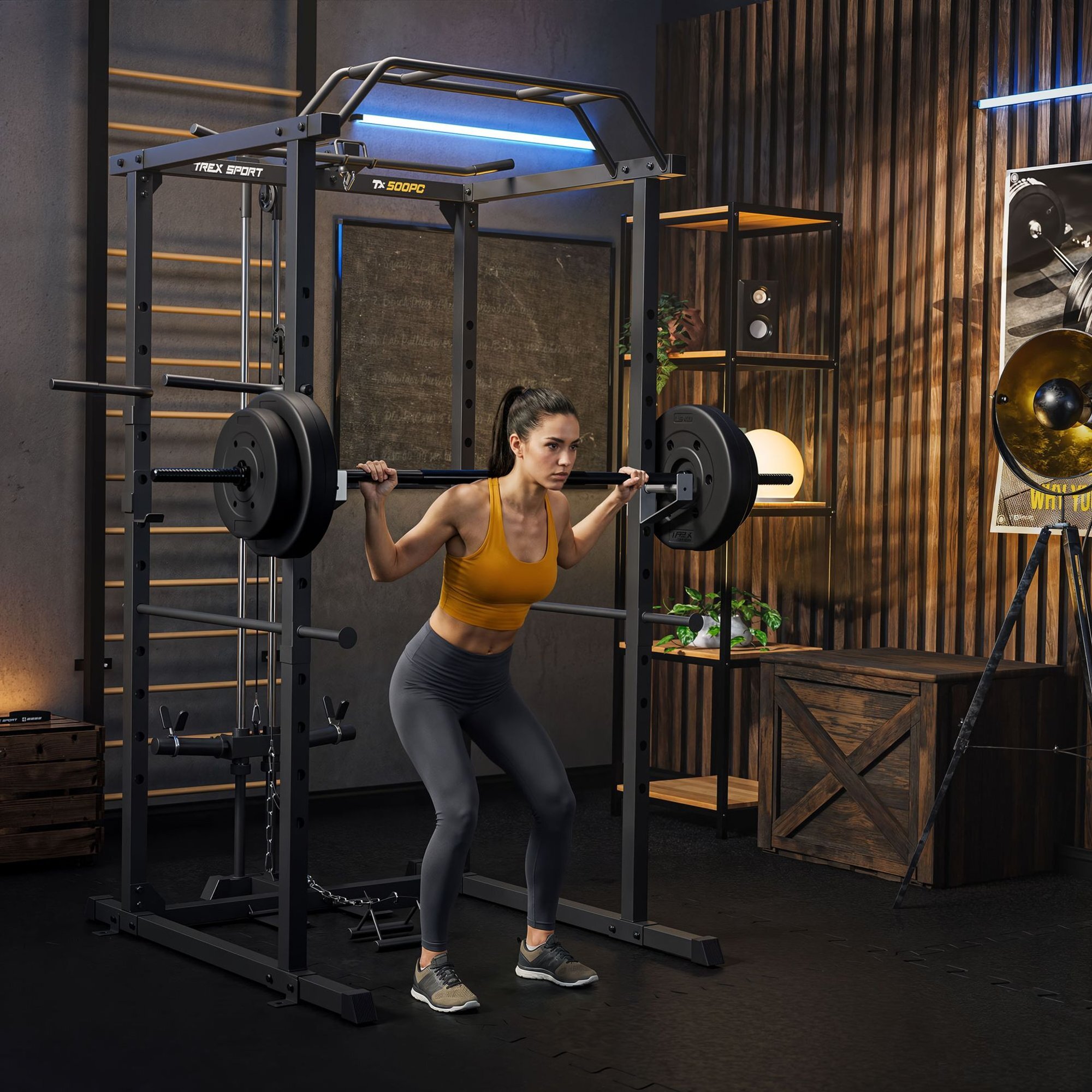 Osoba ćwiczy na klatce treningowej TREX SPORT TX-500PC, wykonując przysiady ze sztangą. W tle widoczne są drewniane elementy dekoracyjne i sprzęt do ćwiczeń.